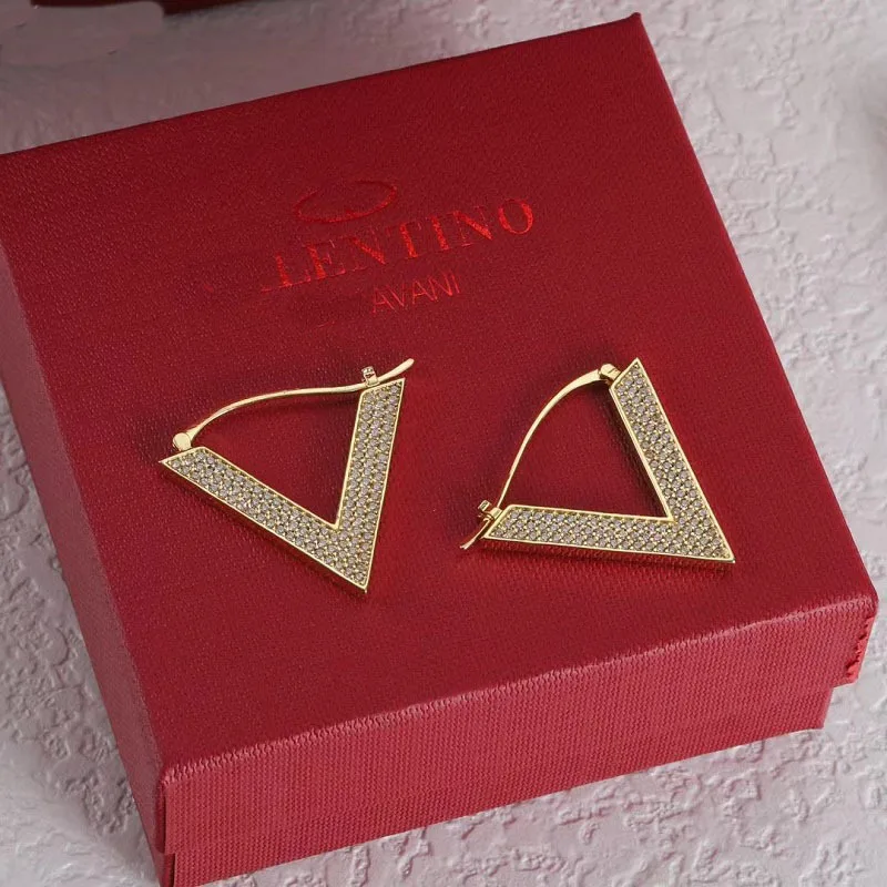 

2024 New Warren Tianjia V Letter Rhinestone Silver Needle Earrings