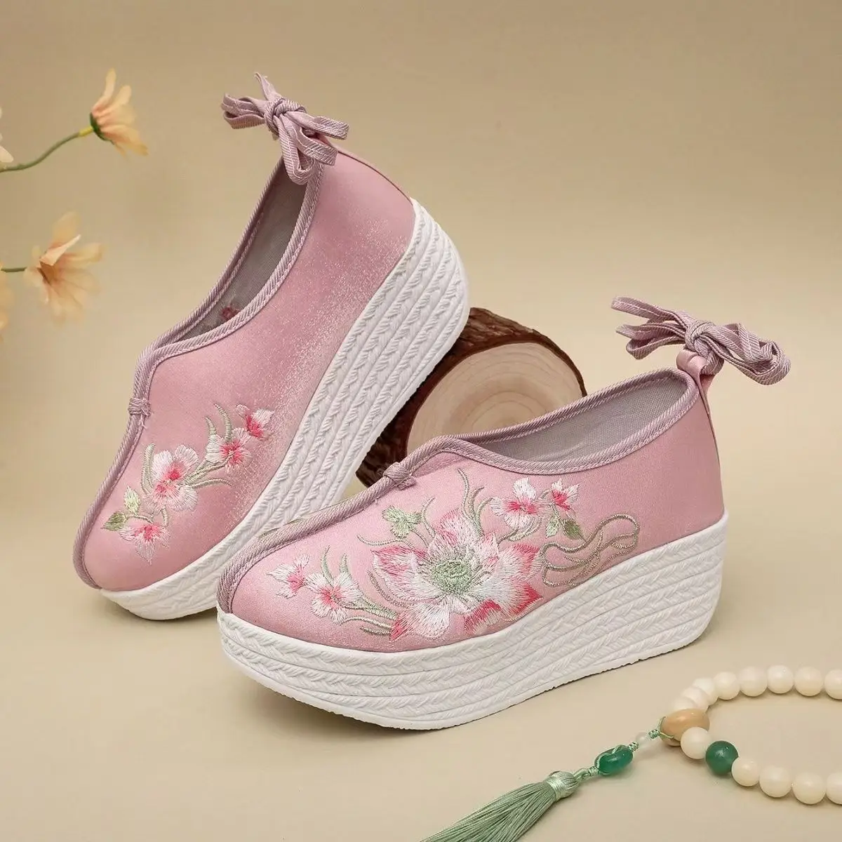 Zapatos de cuña de estilo étnico para mujer, bordados, nuevos de primavera-verano, con suela gruesa antideslizante y punta redonda, estilo Hanfu, para falda Horse Face