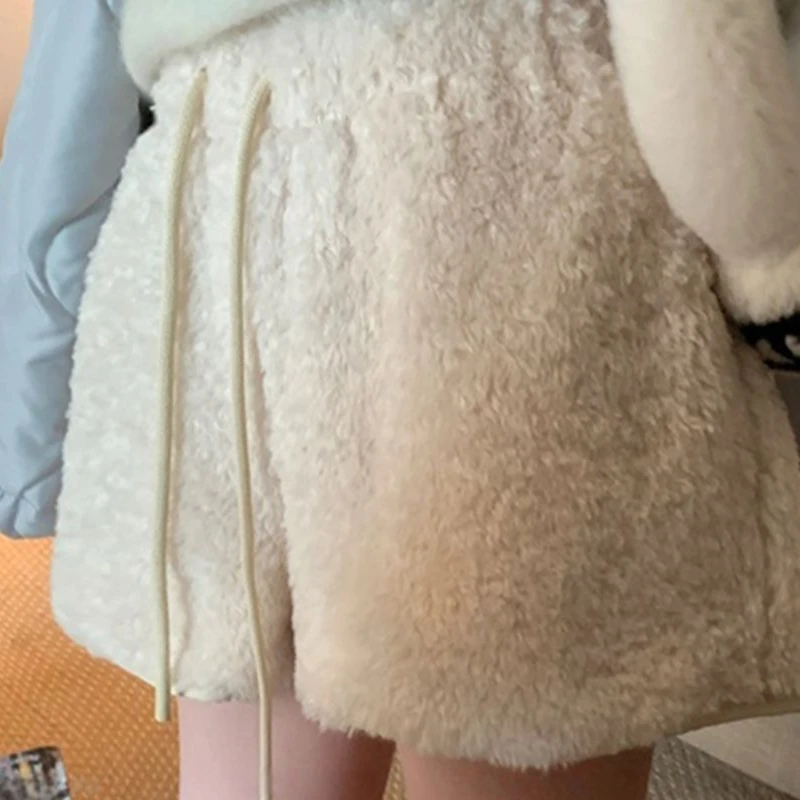 

Soft and Elastic Waistband with Plush Shorts for Women Wearing Outside, Winter Trendy Casual Lamb Wool Pants