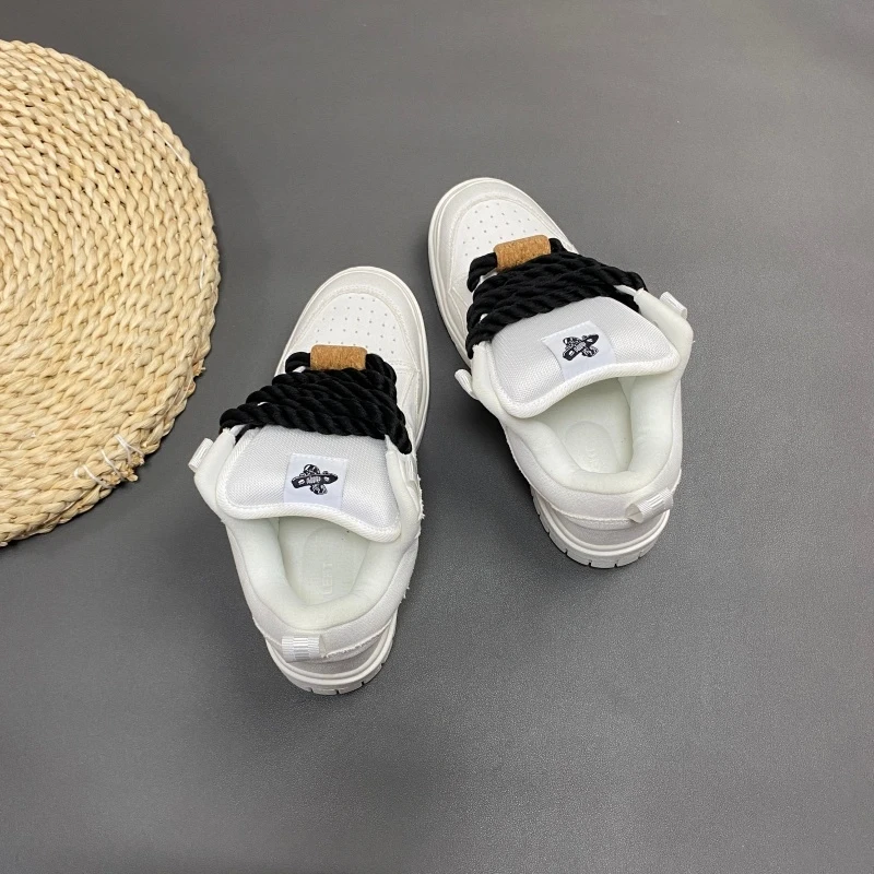 

Black and white color blocked thick soled skateboard shoes, thick rope shoelaces, niche bread shoes, American street versatile,