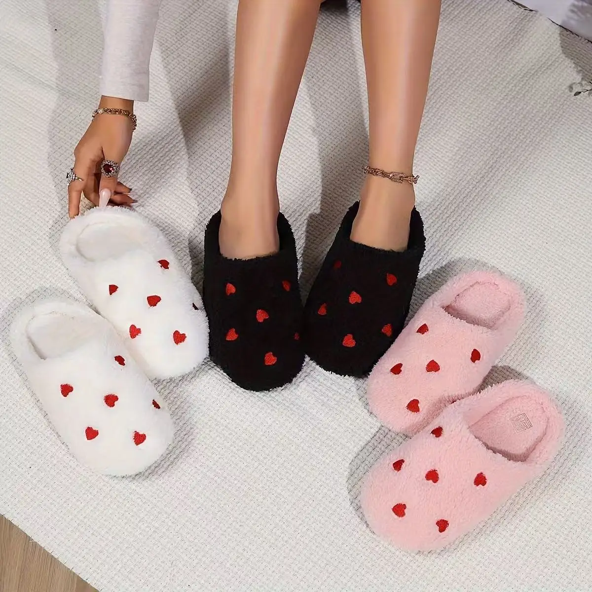 Plush Heart Slippers Non Slip Closed Toe Slippers Comfortable Flat Thermal Slippers Breathable Soft Furry Slippers for Women