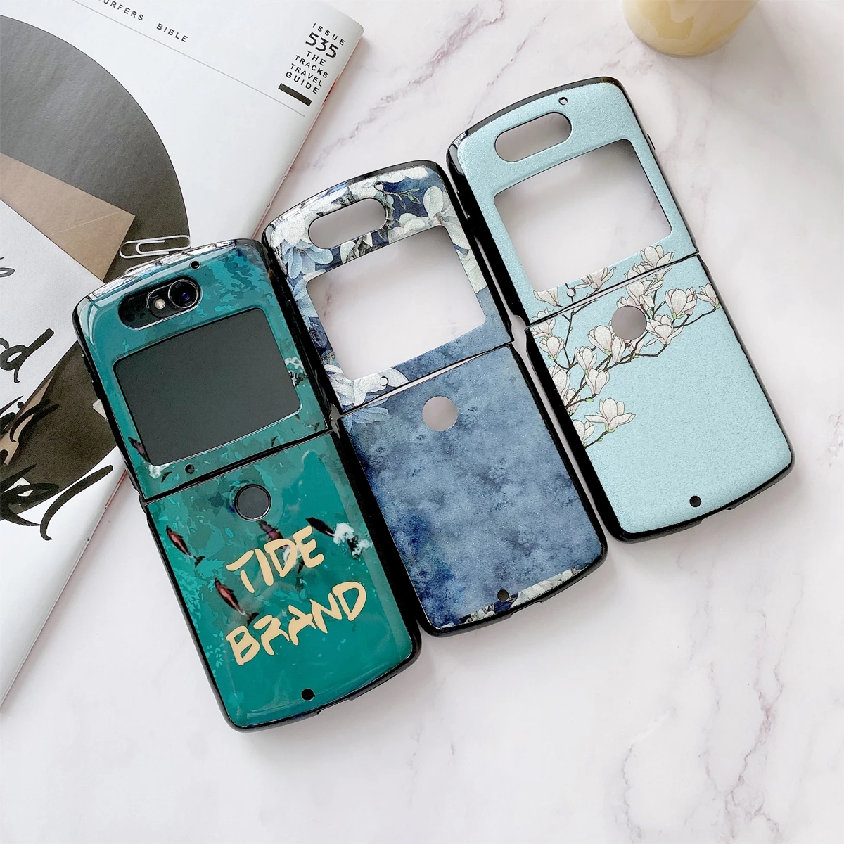 Retro Flowers Sky Blue Flip Phone Case For Motorola Moto Razr 5G 2020 2022 Protection Hard Matte Floral Back Cover Coques