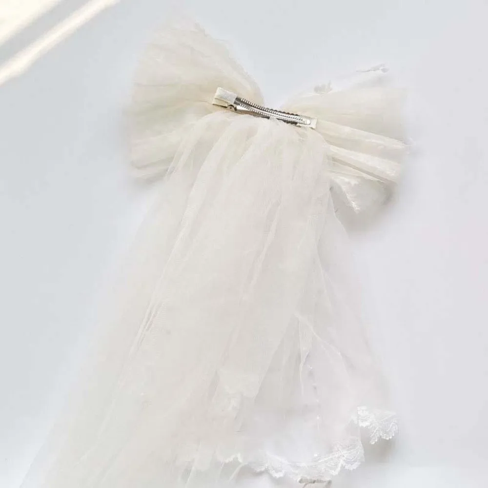 

Элегантная заколка для волос с бантом, бусинами и кружевом, головной убор для девочек, белый свадебный тюль из полиэстера, реквизит для фотосессий