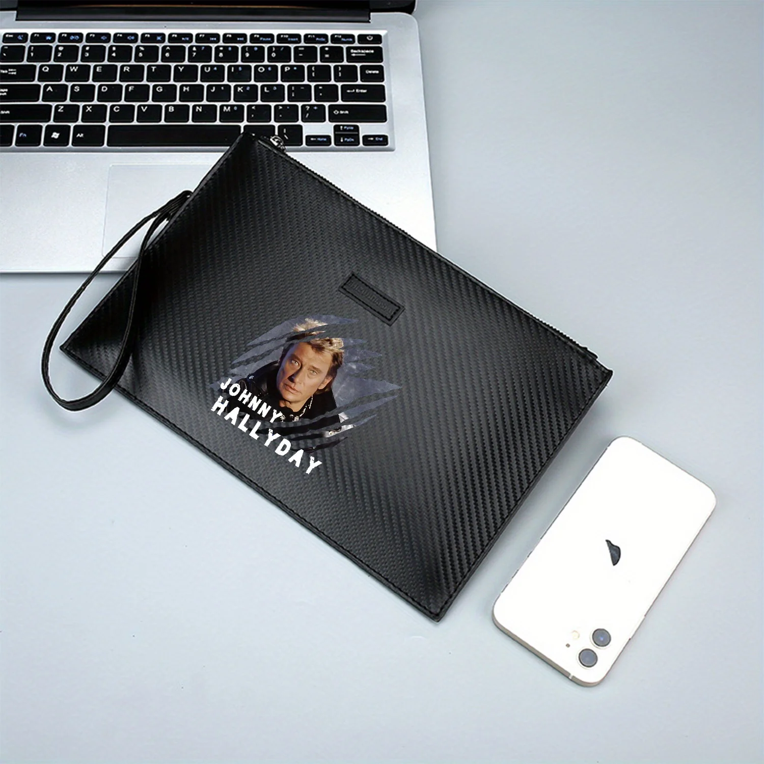 وجه الرجل في علامات المخلب. حقيبة يد رجالية أنيقة مطبوعة من البولي يوريثان عصرية وعملية للحمل اليومي