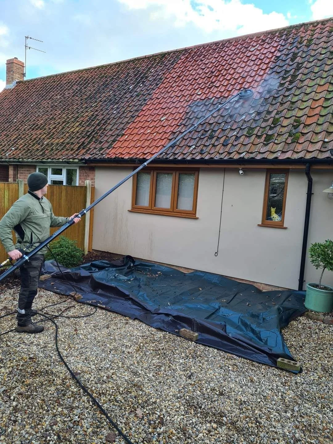 Lightweight Carbon Fiber Roof Care Tool for Exterior Surface Washing and Building Maintenance