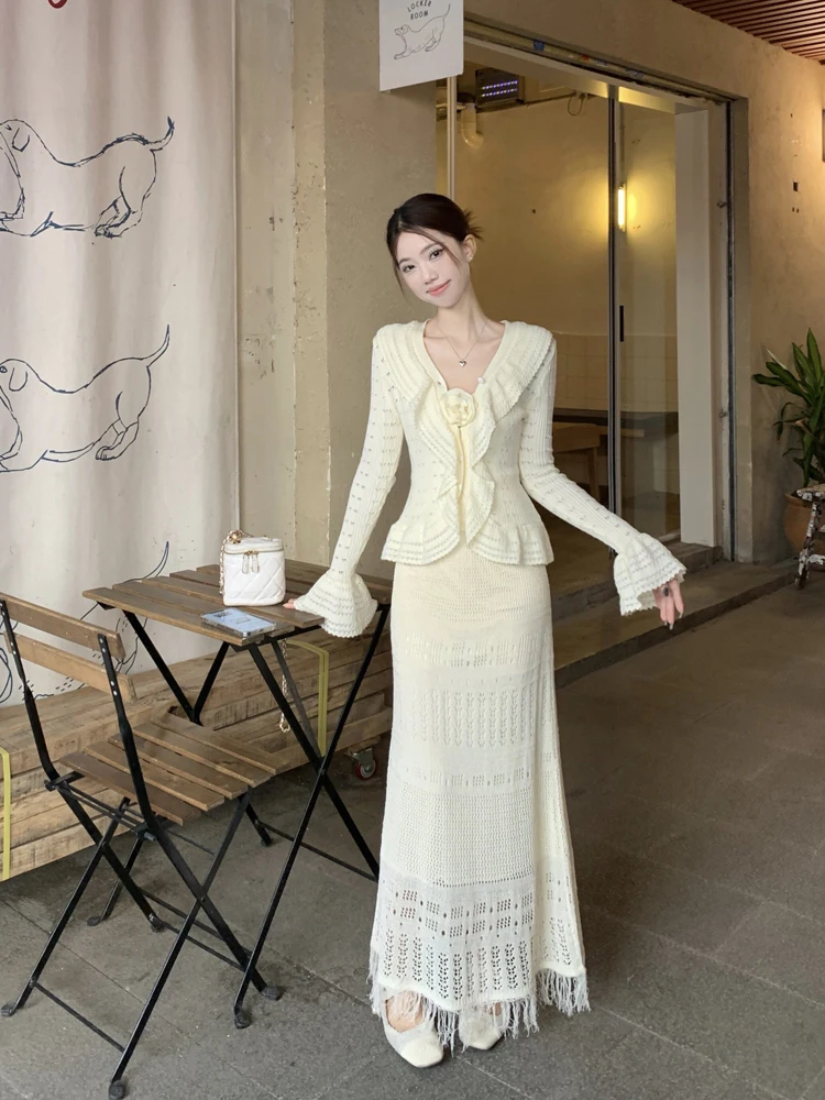 

Весенний женский трикотажный комплект 2026: ажурный топ с расклешенными рукавами и юбка миди, облегающий модный ансамбль с длинными рукавами