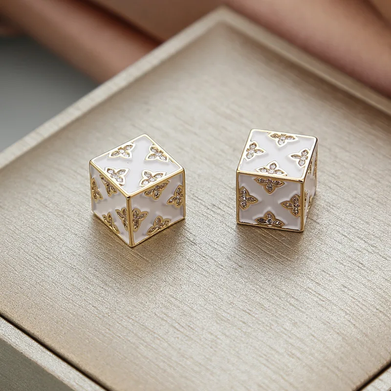 أقراط مشبكية على شكل زهرة بأربع أوراق مع إبرة فضية S925 متخصصة وخفيفة فاخرة ومتطورة وجه رقيق وتنحيف