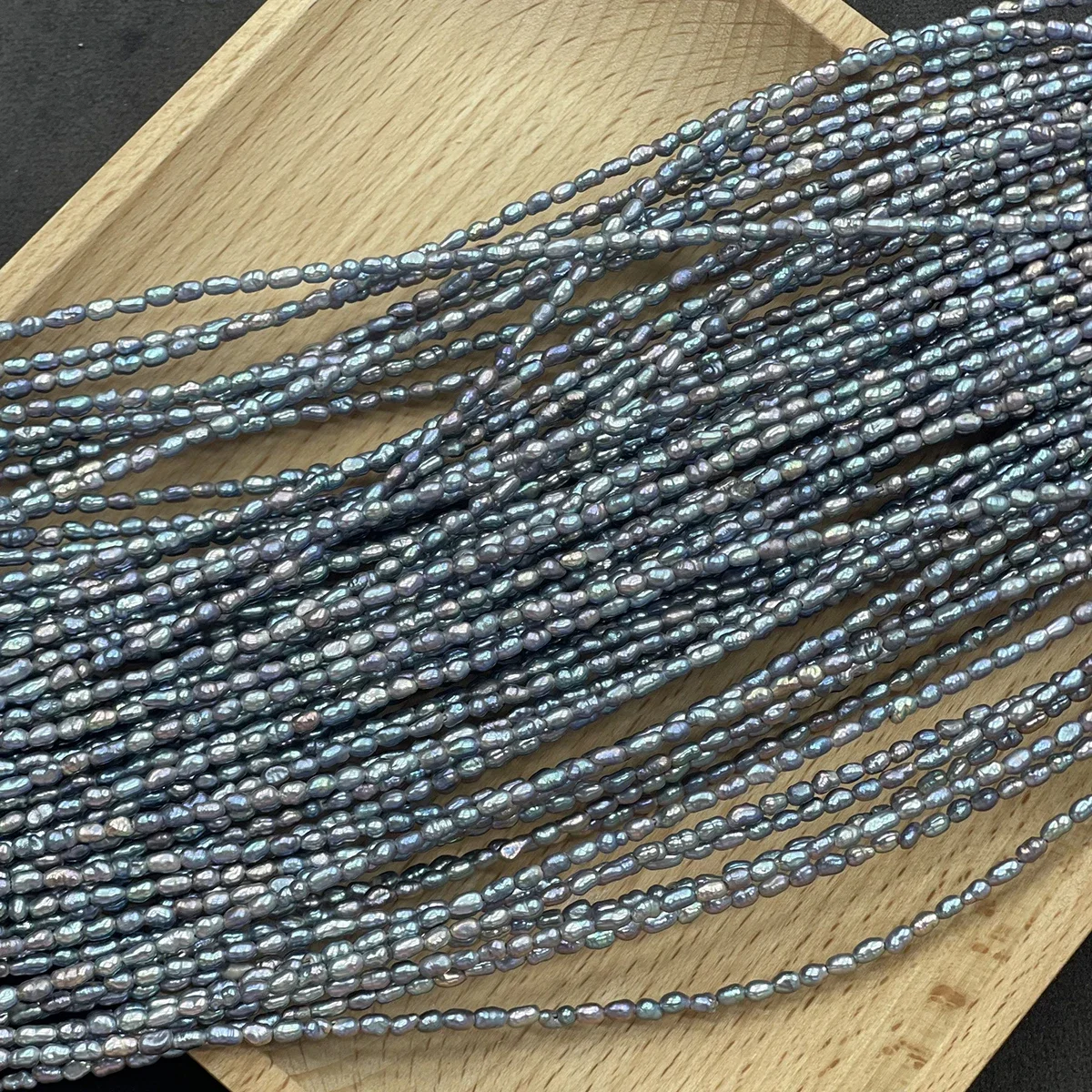 Natürliche Süßwasser-Reisperlen, lose Perlen, 3-4 mm, gemischt in Weiß und Lila, DIY-Schmuckzubehör für Halsketten- und Armbandherstellung. – Detail 1