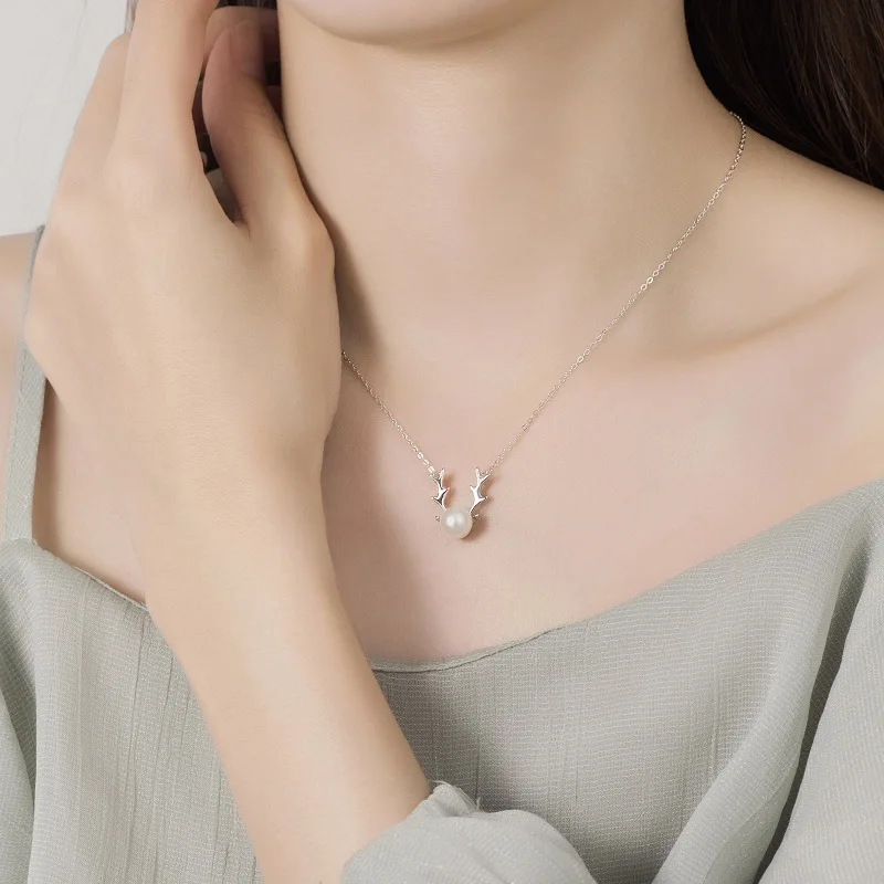 

Fashion Creative Antler Imitation Pearl Pendant Necklace for Women Personalized Women's Necklace Jewelry Wholesale Direct Sales