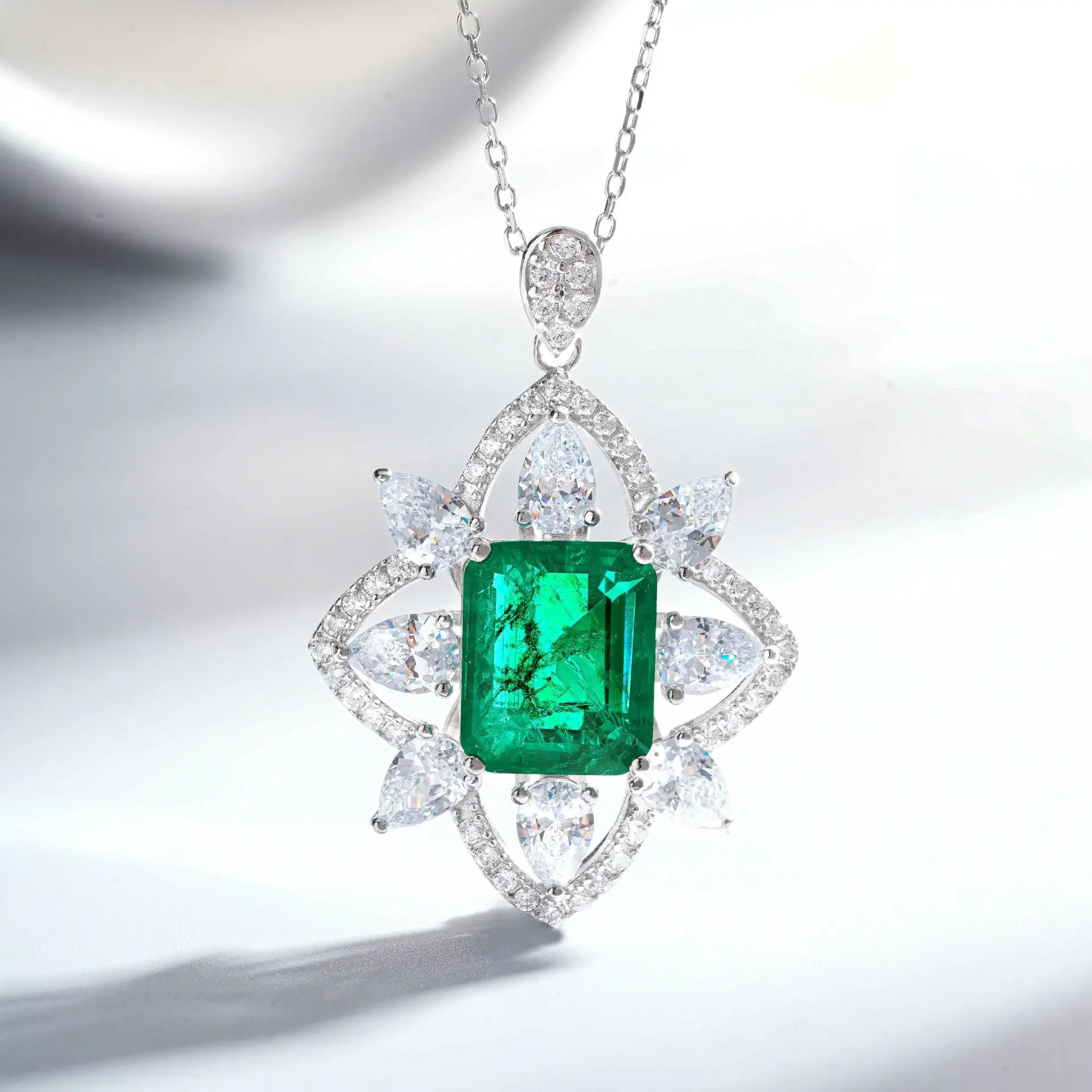 Briex Jewelry Luxury 18K white gold solid platinum Women's Emerald Diamond Pendant Full Diamond Pendant Clavicle Chain
