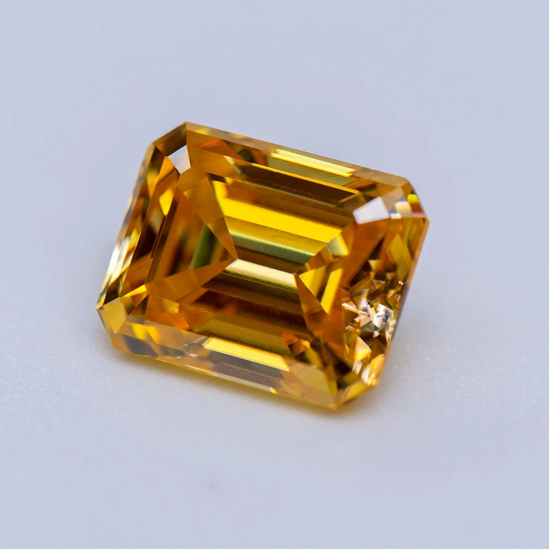 Pietra preziosa Moissanite Colore giallo dorato Diamante coltivato da laboratorio con taglio smeraldo per materiali avanzati per la creazione di