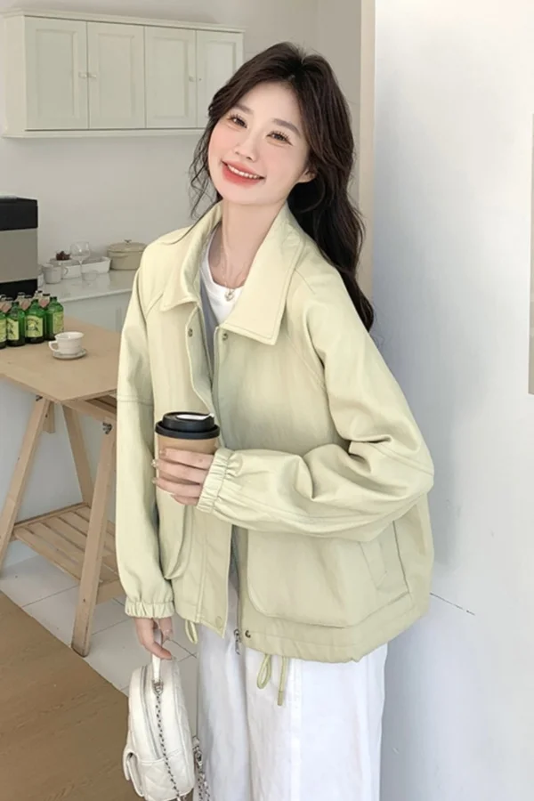 เสื้อแจ็คเก็ตผู้หญิง ผ้าลูกฟูก แต่งผ้าแบบวินเทจ แฟชั่นทันสมัย สไตล์เรียบง่าย ติดกระดุมด้านหน้า มีกระเป๋า  แบบยาว