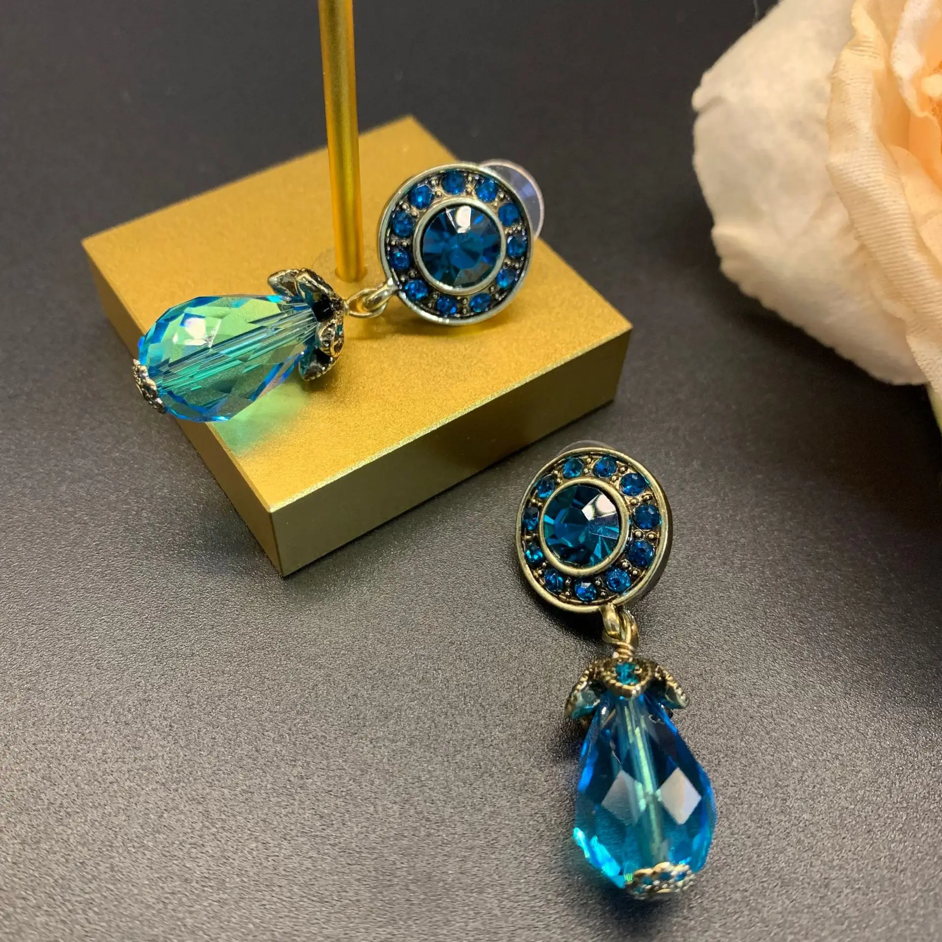 

Vintage Round Drill Resin Eardrop Senior Sense French Retro Court Dark Blue Drop Earrings Fashion in Antique Women Jewelry INS