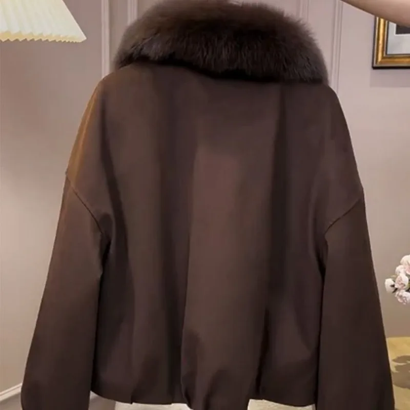 New Winter Stylish Short Cotton-padded Jacket with A Fur Collar for Women, A High-end White Laid-back Style Warm Versatile Coat.