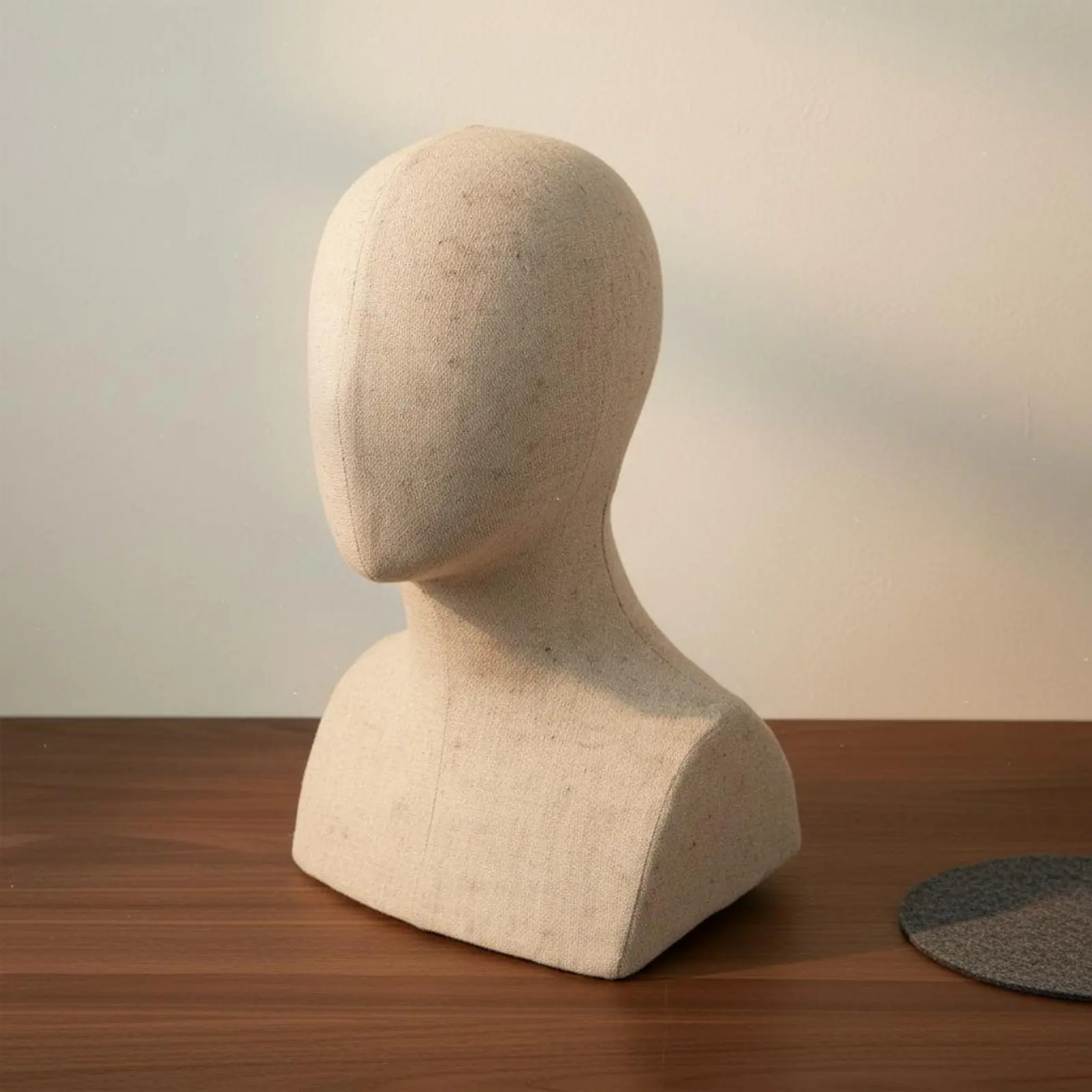 Wood Look Mannequin Head Lightweight Fiberglass Male Mannequin Head Linen Textured Surface for Shop Owners