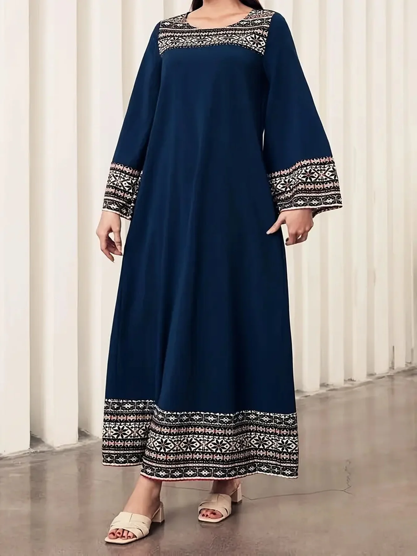 Elegantes, lässiges Retro-Kleid mit geometrischem Muster, Rundhalsausschnitt, langen Ärmeln, lockere Passform, Maxirock, ideal für Frühling und Sommer. – Detail 5
