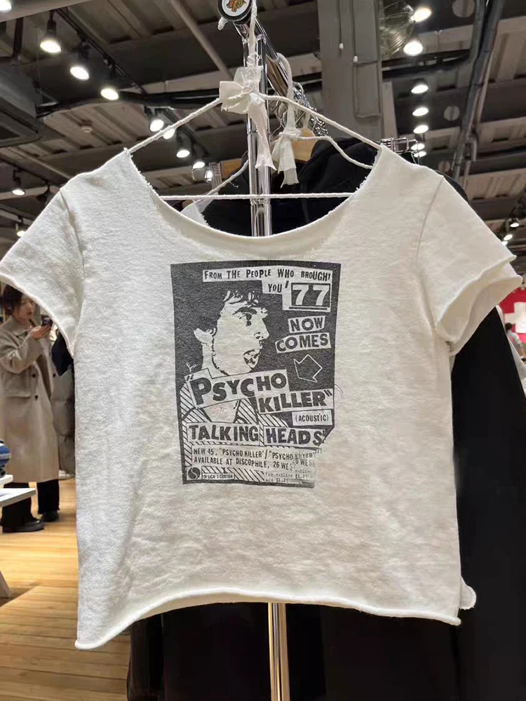 Camiseta Vintage con estampado de Anime para mujer, ropa informal de verano blanca con cuello redondo y manga corta con dobladillo crudo, Tops de algodón Y2k para mujer