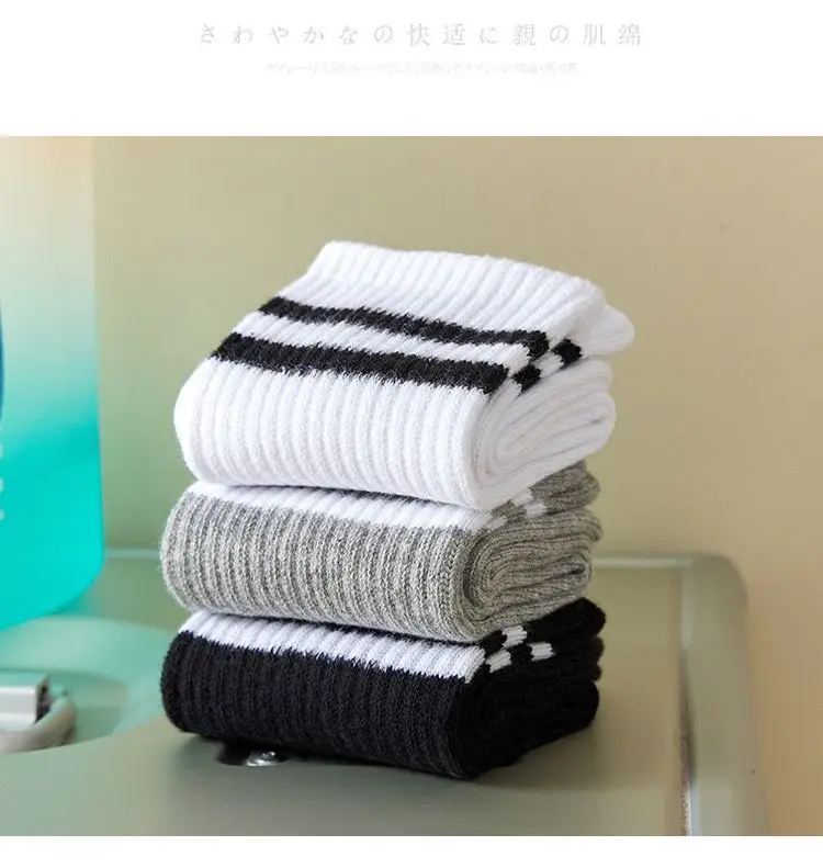 10 Paar gestreifte Baumwollsocken für Damen, atmungsaktiv, bequem, Sportsocken, schweißabsorbierend, modische schwarz-weiße Socken – Detail 3