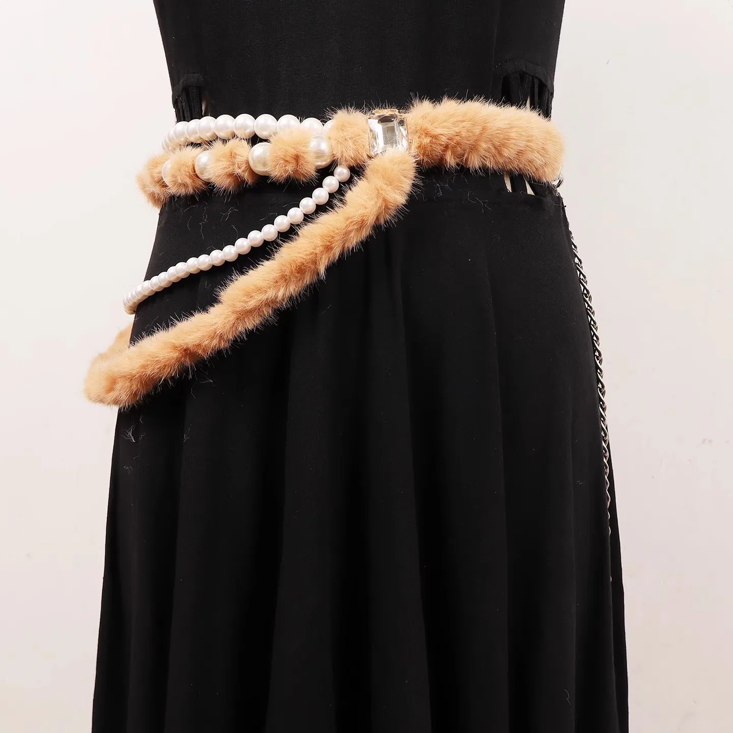 เข็มขัดแฟชั่นผู้หญิง ขนเฟอร์เทียม ประดับมุก สายโซ่ คาดเอว สำหรับชุดเดรส รุ่น R3284