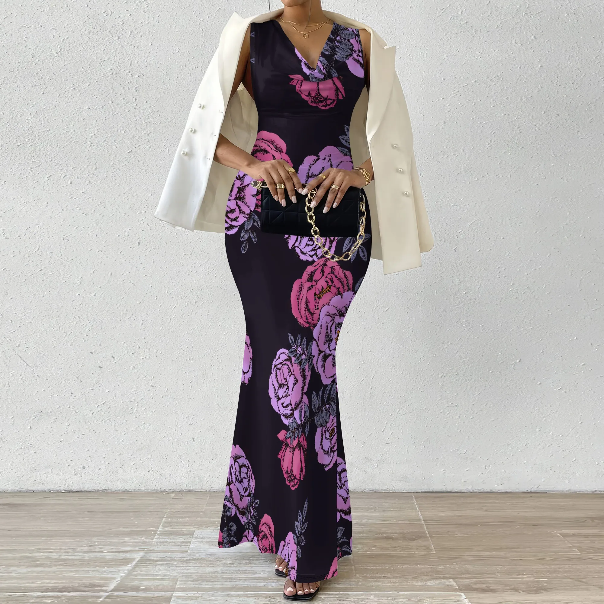 Damska sukienka maxi bez rękawów z dekoltem w szpic, czarna z różowo-fioletowym kwiatowym nadrukiem, elegancka suknia wieczorowa