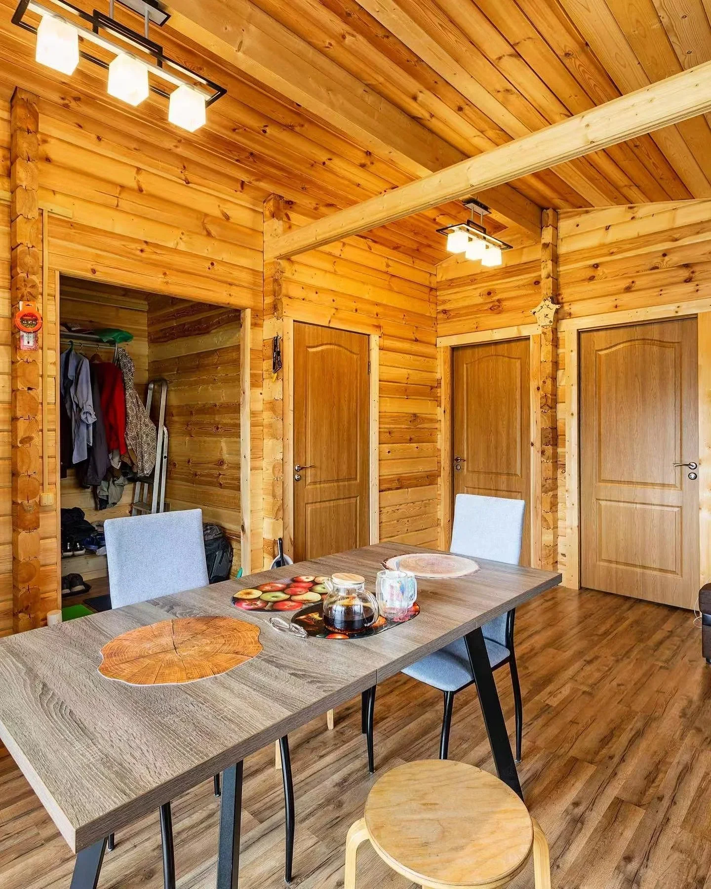 حار بيع تصميم جميل فيلا خشبية فاخرة سهلة التجميع الجاهزة وحدات المثلث حديقة المنزل المقصورة