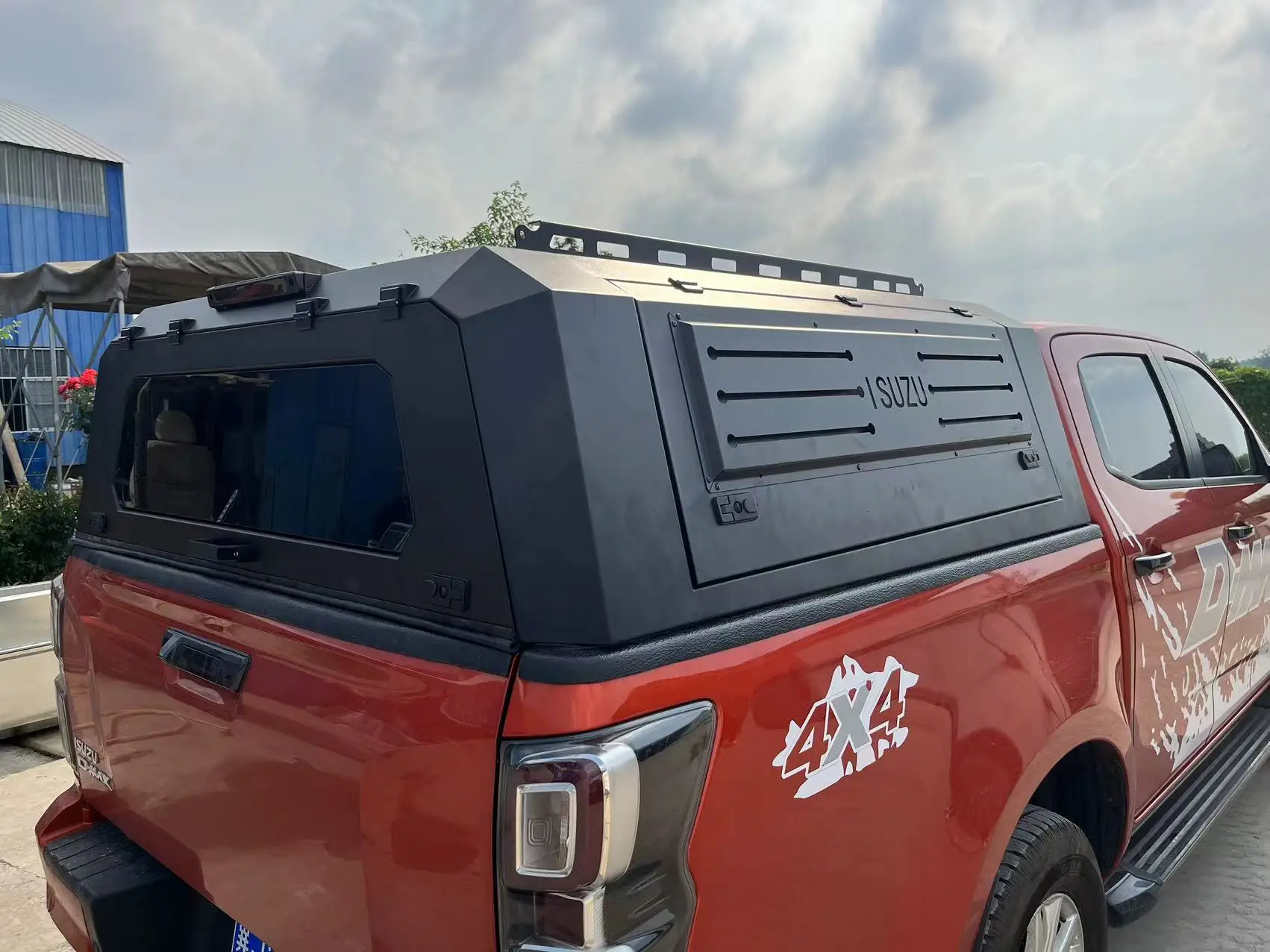 

PTKT Waterproof Manual Locking Steel/Manganese Steel Black Tonneau Cover for Pickup Truck Bed Three-Fold Hard Design Tailbox