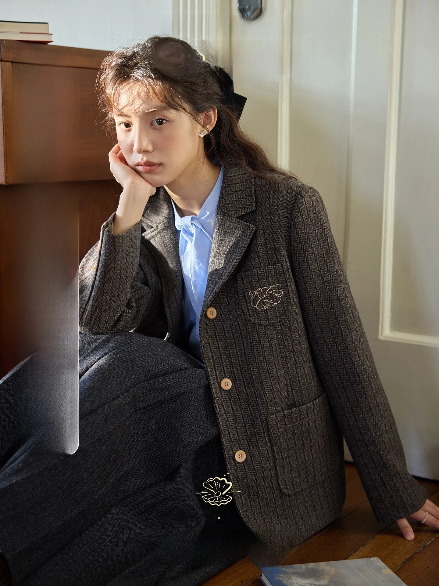 

Новинка! Зимний женский костюм: шерстяное пальто с вышивкой в виде зуба оленя, отложным воротником и длинными рукавами.