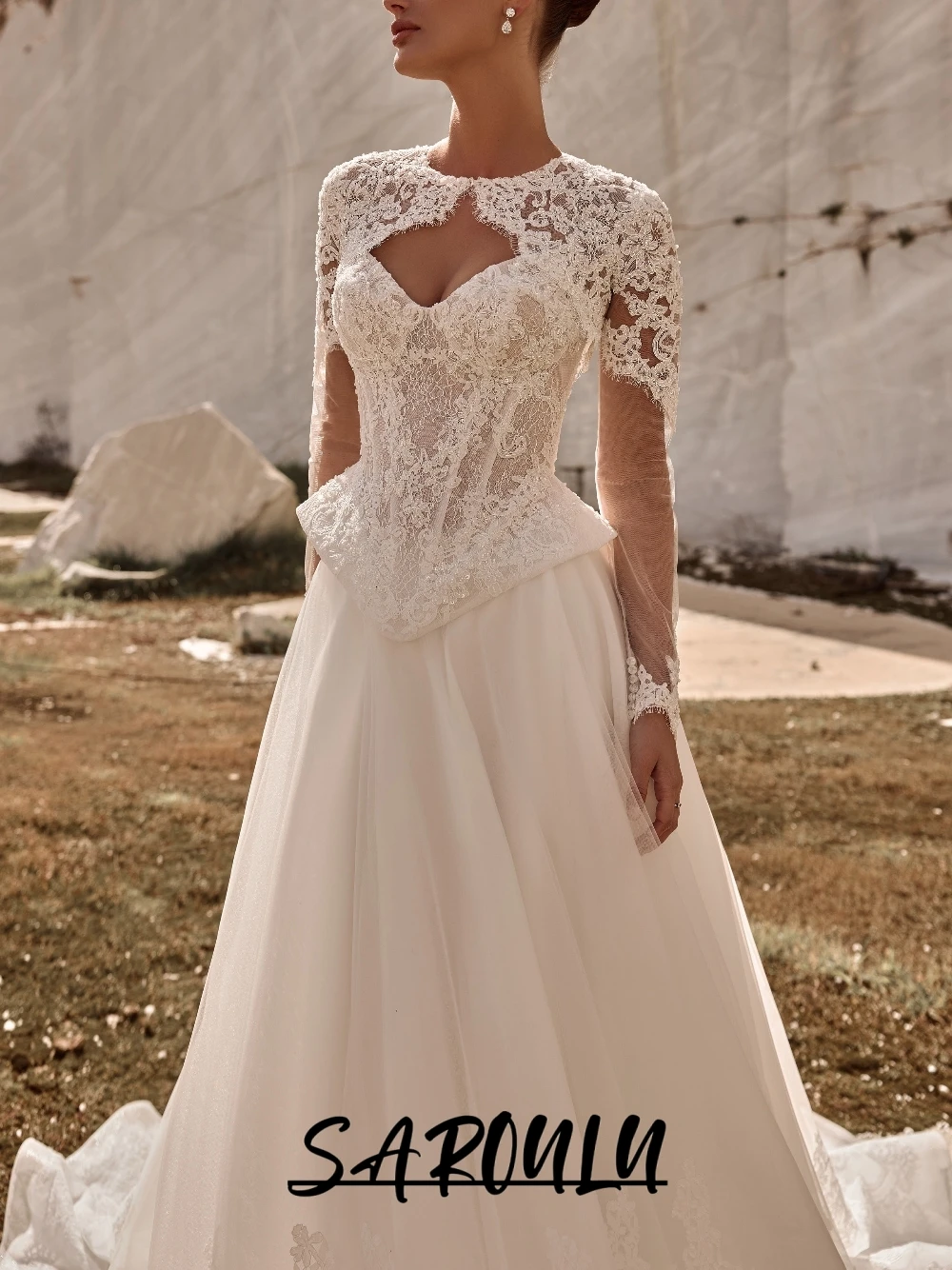 2-in-1 Spitzen-A-Linien-Brautkleid mit abnehmbaren langen Ärmeln, herzförmigem Ausschnitt, Korsett, elegantes Brautkleid mit Schleppe, individuell anpassbar