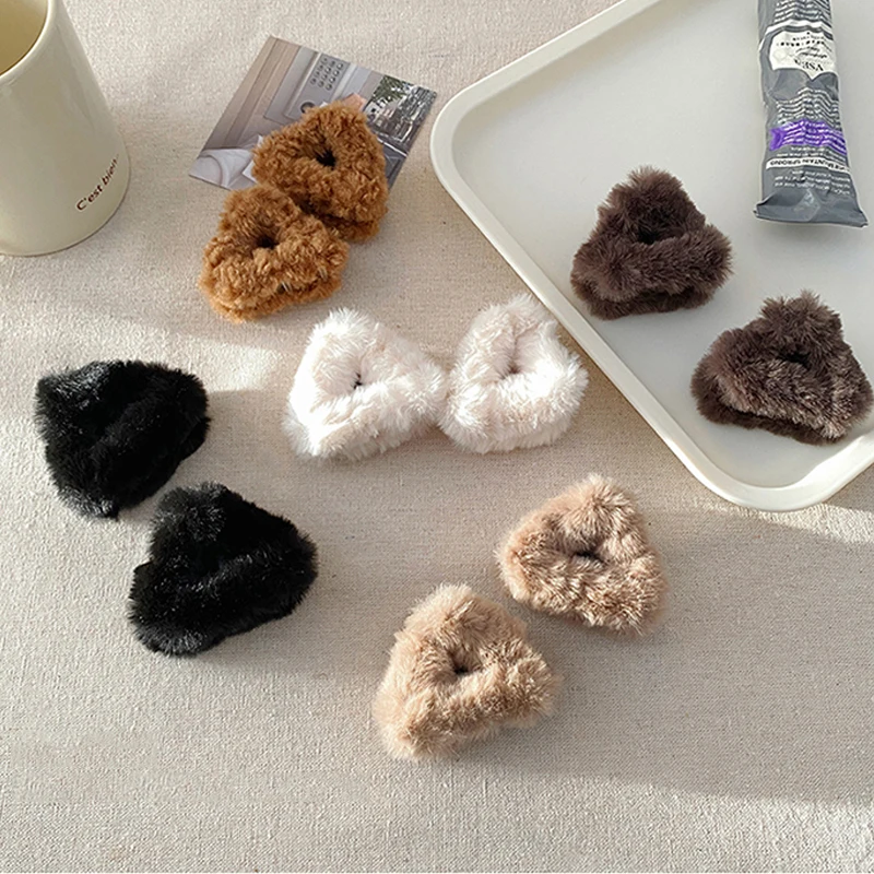 1pc Winter Plush Hair Claw Triangular Faux Fur Crab Barrettes Fashion Solid Women Hairpins Fluffy Hairgrip Hair Accessories