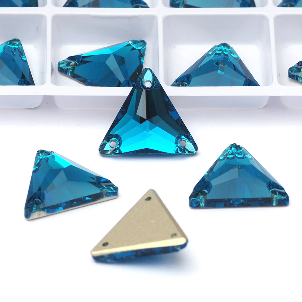 Blaue Zirkon-Strasssteine in verschiedenen Formen zum Aufnähen, Glaskristalle für Eiskunstlaufanzüge, Kleidungsstücke und Dekorationen. – Detail 4