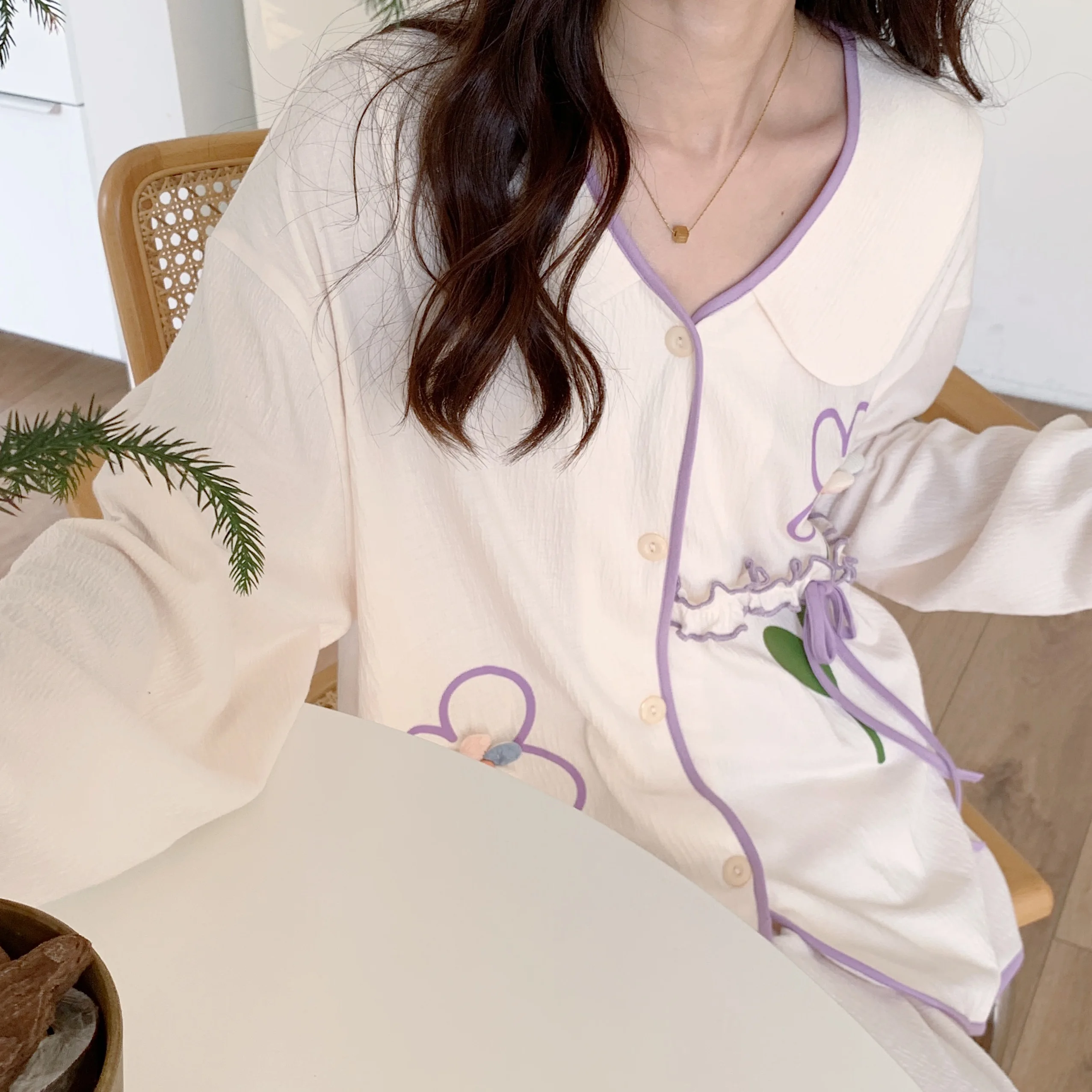 طقم بيجامة نسائي من ElyraLux مطرز بالزهور بتصميم كلاسيكي من القطن الموسلين الناعم بأكمام طويلة لملابس المنزل الربيعية