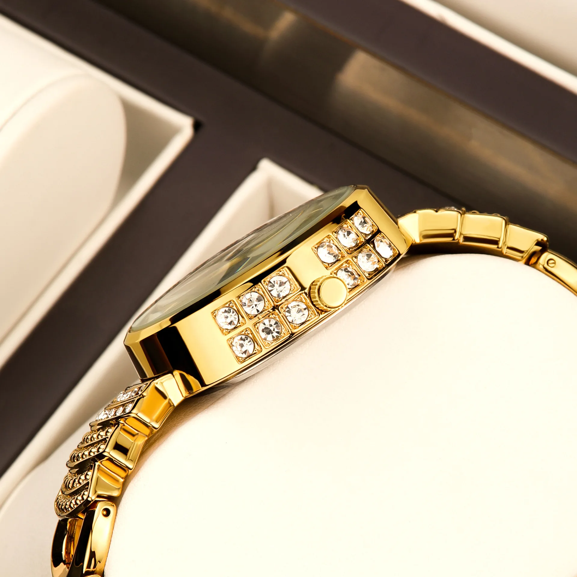 Yalalusi Luxury Gold Diamond Women's Watch Heart shaped Women's Watch Scale Inlaid Diamond Fashion Watch