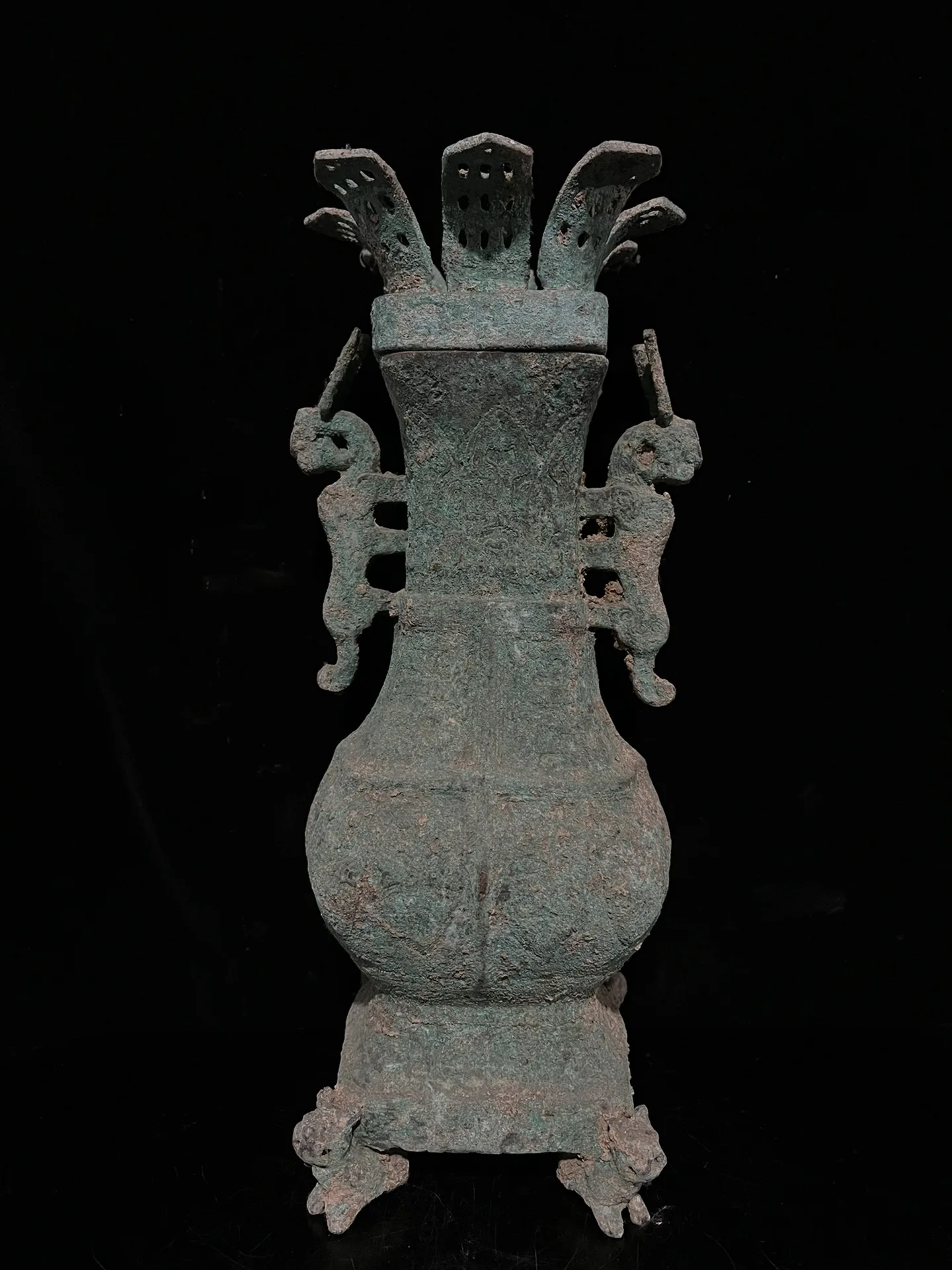 Rare Old Han Dyansty(25---186) Bronze round tripod statue,A bronze vessel with square body and dragon-shaped handles, unearthed