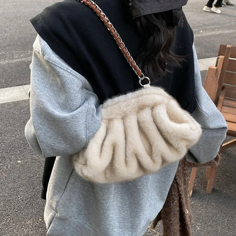 

Pleated Design Faux Fur Shoulder Bags For Women 2025 Luxury Designer Purses And Handbags Winter Warm Soft Plush Hobo Bags