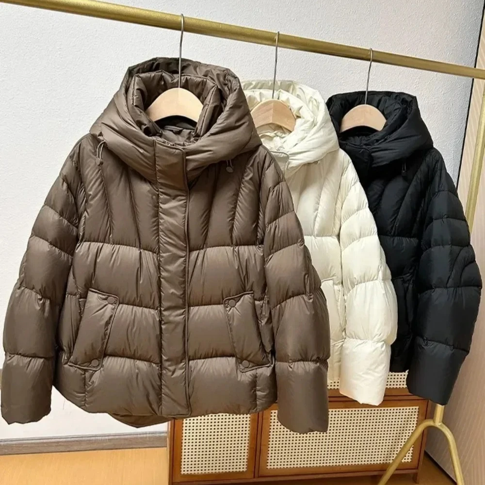 سترة جديدة لخريف وشتاء 2025 خفيفة للغاية ودافئة بقلنسوة منتفخة للخبز سترة نسائية عصرية سترات فضفاضة بيضاء مبطنة معطف من الريش