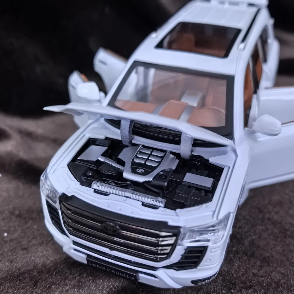 نموذج سيارة تويوتا لاند كروزر SUV محدود بمقياس 1:24، لعبة هدية عيد الميلاد للأطفال على شكل سيارة فاخرة مصغرة