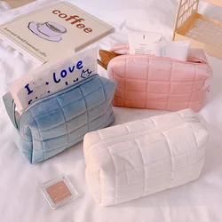 Bolsa de cosméticos de felpa sólida para mujer, almohada de viaje portátil, bolsa de lápices de papelería, bolsa de almacenamiento de maquillaje a cuadros de gran capacidad con cremallera