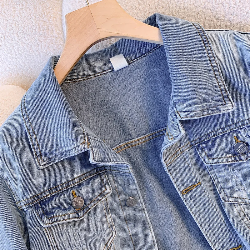 Damska kurtka jeansowa na wiosnę i jesień, kołnierz wykładany, zapinana na jeden guzik, niebieska, koreańska moda casual, prosty, dopasowany krój.