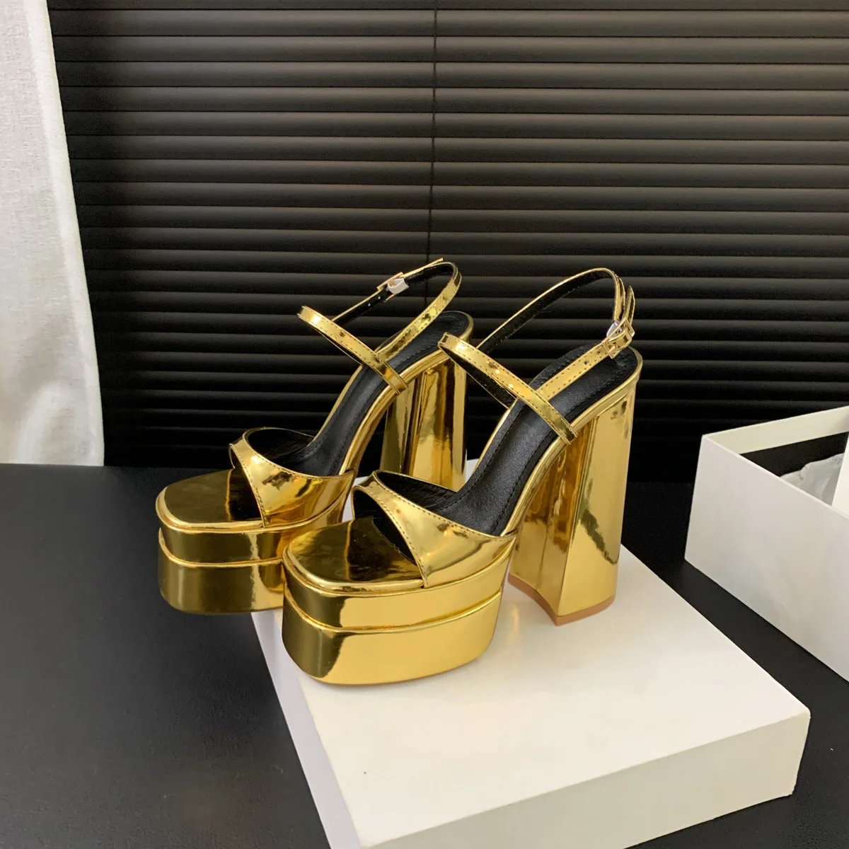 

2024 Summer New Water Platform Thick with One-line Buckle Sandals 14cm Roman High Heels Large Size Shoes Buckle Sandals