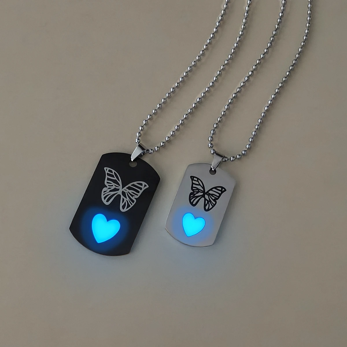 قطعتان/مجموعات من قلادات الزوجين بنمط الفراشة باللونين الأبيض والأسود على شكل قلب مضيء، إكسسوارات هدايا عصرية وبسيطة لـ