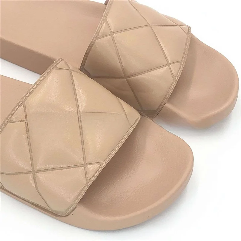 صنادل نسائية كاجوال كبيرة مسطحة متقاطعة من جلد البولي يوريثان سهلة الارتداء بكعب مسطح للربيع والصيف لون نقي وتفاصيل ماسية