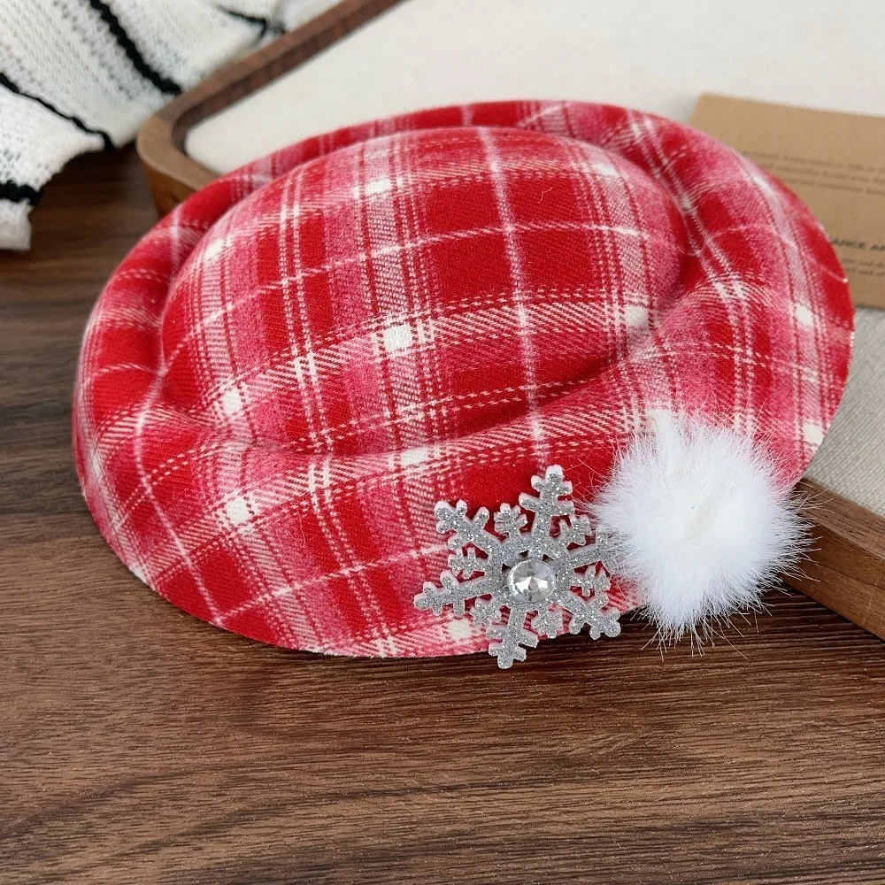 

Fashion Snowflake Pompom Lady's Beret Red Plaid Snowflake Hat Lightweight French Style Pearl Chain Beret Photo Cute Accessories