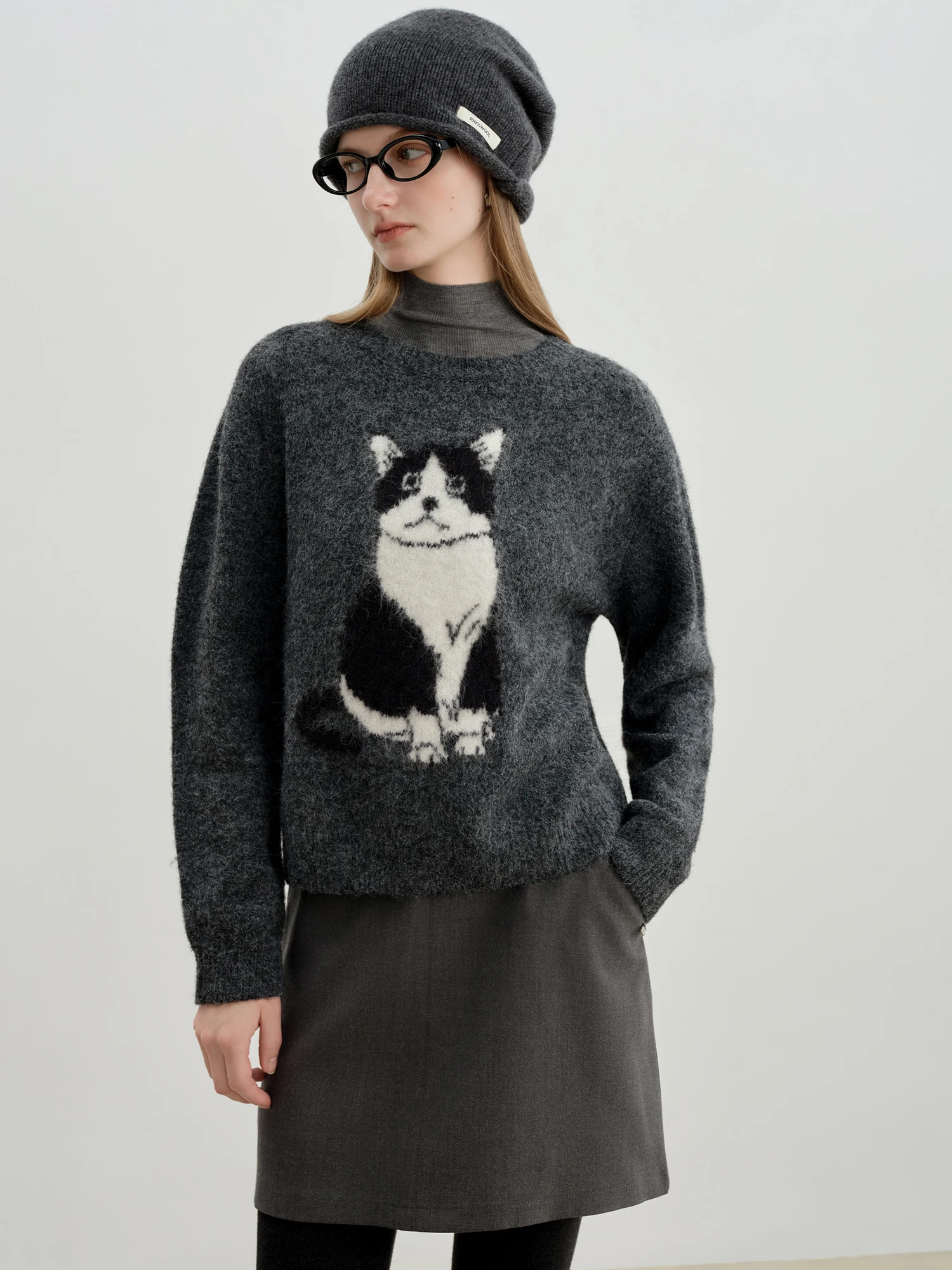 ZIQIAO 2025 Women's Petite Round Neck Pullover Cat Jacquard Knit Sweater Loose Oversized Soft Wool Blend Top Cozy Winter Fashion