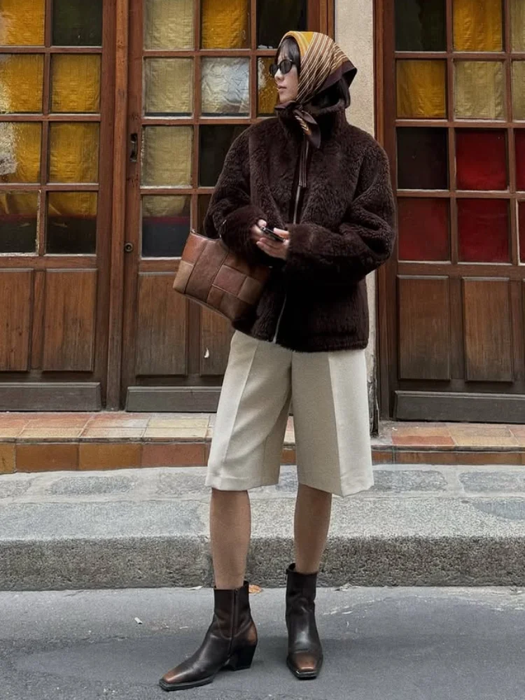 

Однотонное короткое пальто из овечьей шерсти с лацканами, женское повседневное меховое пальто с воротником-стойкой и длинными рукавами, большие карманы, 2026, женская зимняя повседневная верхняя одежда