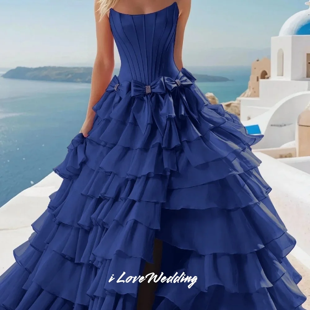 فستان حفلة موسيقية أزرق فاتح بدون حمالات 2025 بدون أكمام على شكل حرف a بفتحة جانبية بفيونكة متعددة الطبقات مطوي بطول الأرض فستان الحفلات حسب الطلب