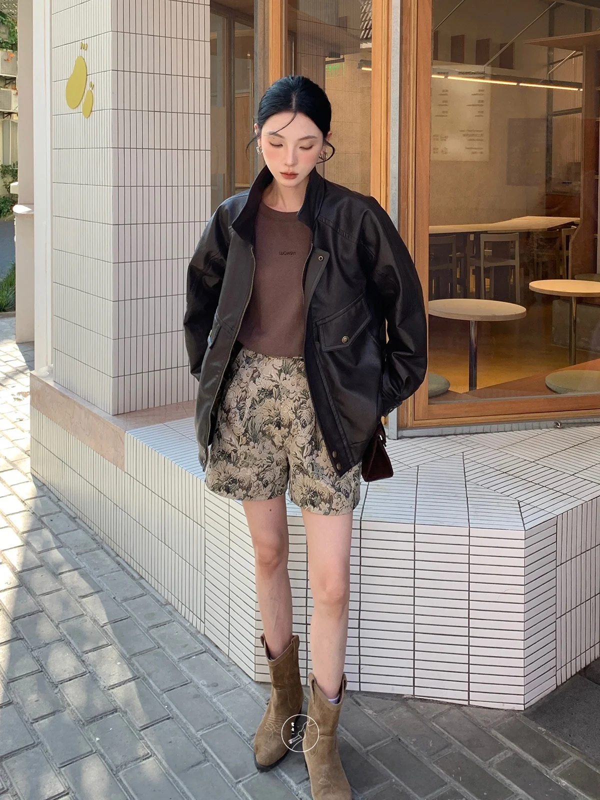 معطف نسائي من الجلد من مونيكا أوريجينالز عتيق من جلد البولي يوريثان مع طباعة فضفاضة تناسب طويلة وسحاب للإغلاق للخريف