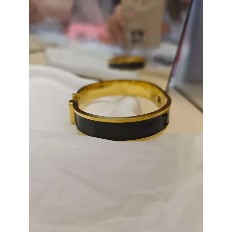 سوار H فاخر من المينا والتيتانيوم الصلب مع مشبك حروف أنيق