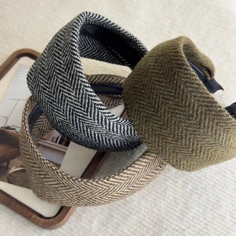 

Retro Soft Wide Knitting Wool Plaid Headband Women Temperament Antiskid Hair Hoop Female Party Hair Band Stylish Hair Decorative