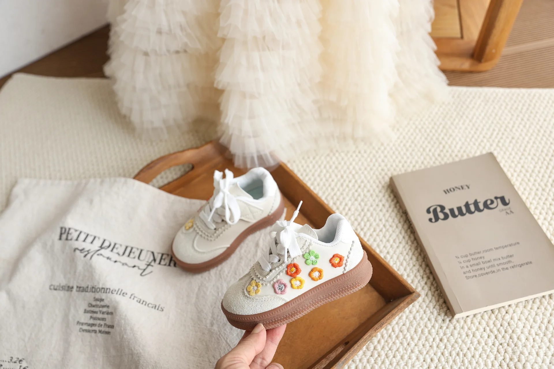 2026 Flache Schuhe für Mädchen, Frühling-Herbst Mode, Applikationen, Atmungsaktiv, Bestickte Blumen, Schnürsenkel, Lässige Komfort-Sneaker – Detail 9