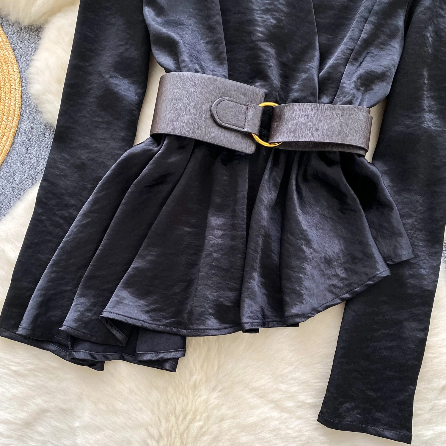 النساء الشتاء الحرير الحرير غير المتماثلة بلايز قمصان سيدة حزام خصر Sexi بلوزة الإناث الخريف عشاء رسمي مأدبة OL مكتب القمم